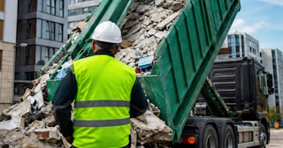 Вывоз строительного мусора в Северодвинске: услуги лицензированной компании — ПроМусор